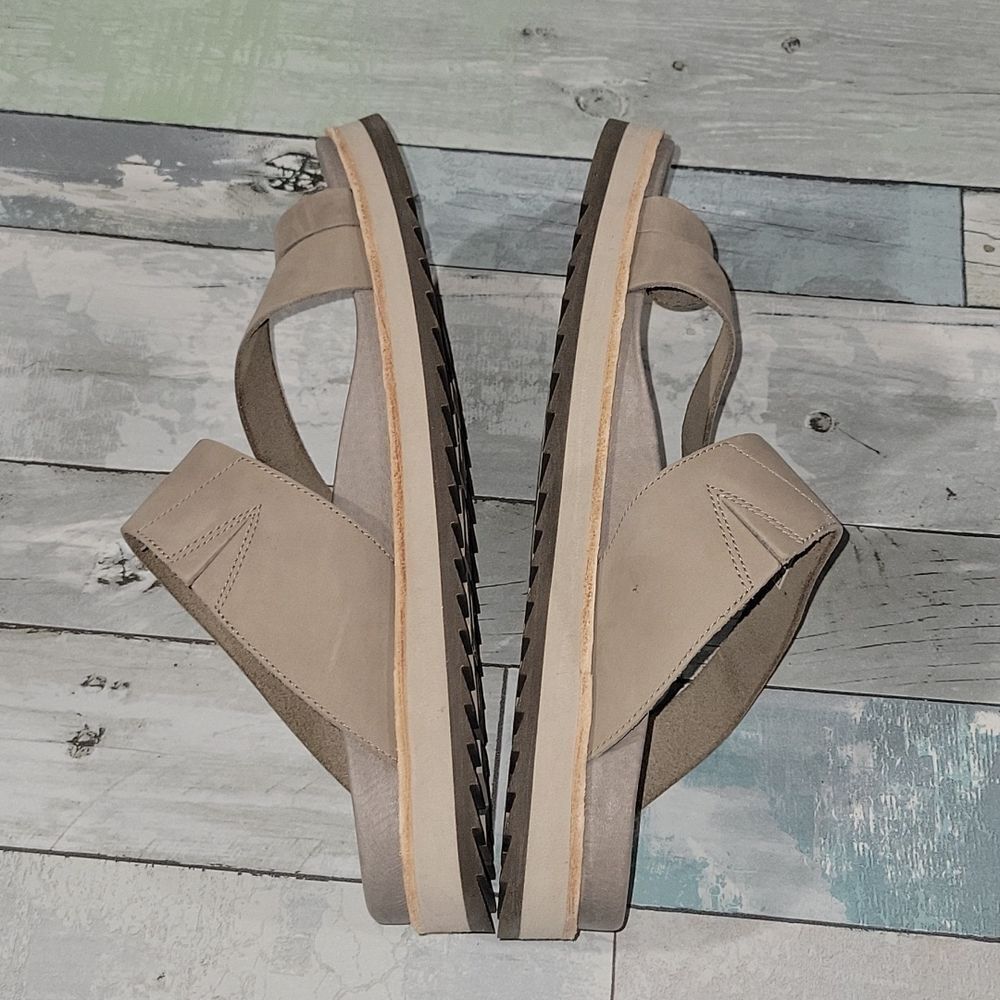 Merrell Women's Tan Sandals - Picture 4 of 6